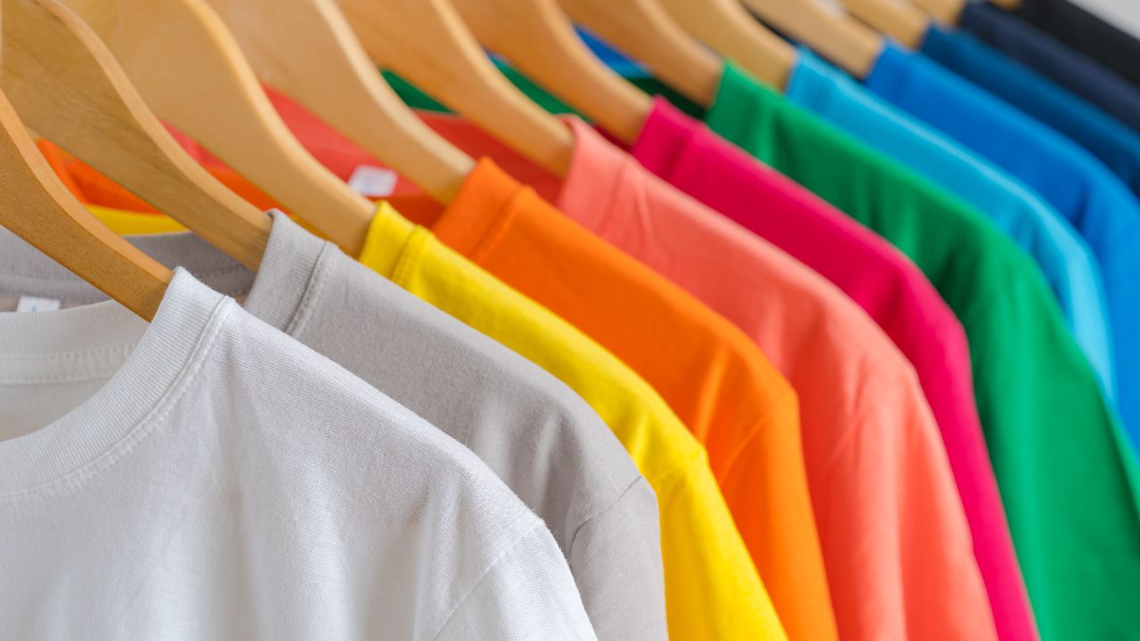 สีเสื้อวันรับรถใหม่ 2568 แต่งตัวไปรับรถป้ายแดงชุดไหนดี เสริมสิริมงคล