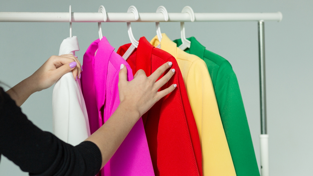 สีเสื้อมงคลวันหวยออก 1 กุมภาพันธ์ 2568 งวดนี้ใส่เสื้อสีอะไรนำโชค