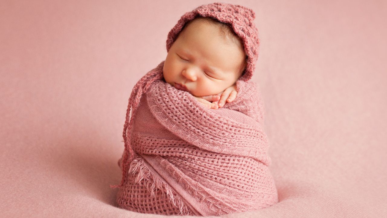 300 ไอเดียตั้งชื่อลูก 2568 ชื่อจริงลูกสาว ความหมายดี คนรักคนเอ็นดู