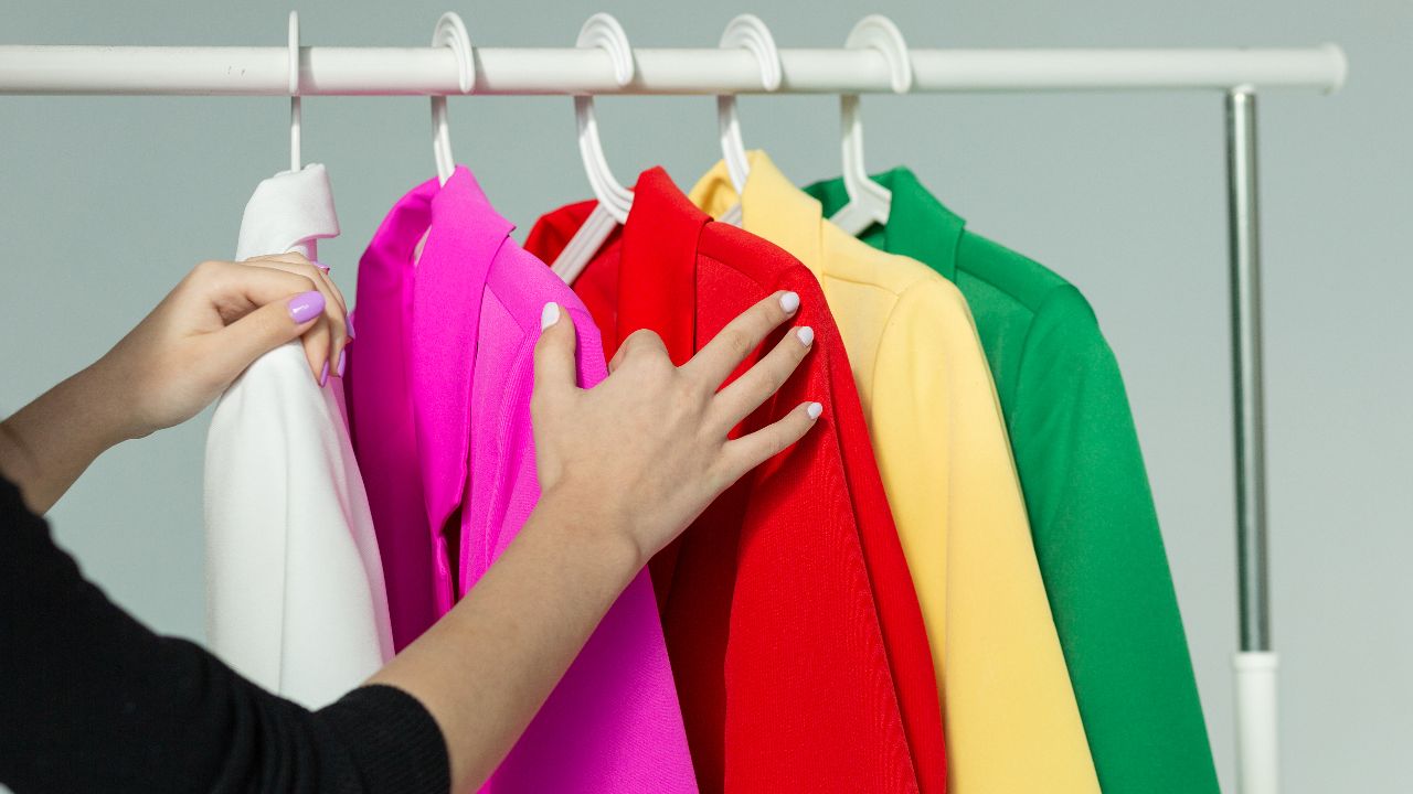 สีมงคลเดือนมิถุนายน 2568 เช็กสีเสื้อมงคลประจำวัน ใส่แล้วรวย โชคดีทุกวัน