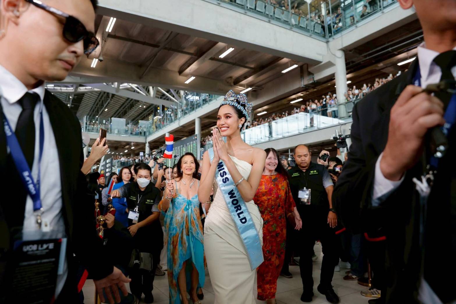 คนไทยรอรับแน่นขบวนแห่เกียรติยศ “โอปอล-สุชาตา” มิสเวิลด์ 2025 คนแรกของไทย